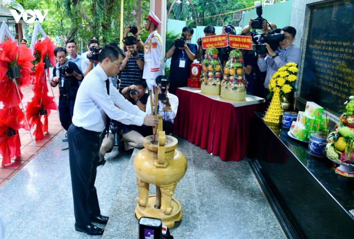 Thủ tướng Lê Minh Hưng dâng hoa, dâng hương tại Bia tưởng niệm các Anh hùng liệt sĩ tại Công viên Lê Thị Riêng.