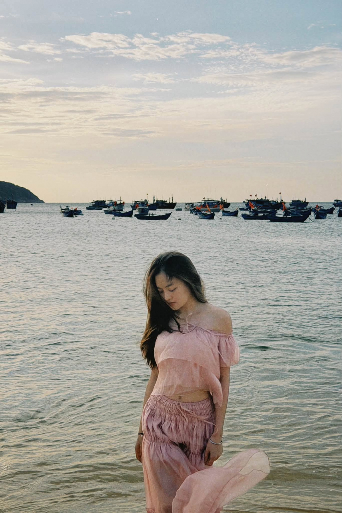 Thùy Anh tổng kết lịch trình bận rộn suốt một tuần: "Sài Gòn - Huế - Hà Nội - Phú Yên - Sài Gòn!!! Tự thấy mình có cánh, bay khỏe quá đi".