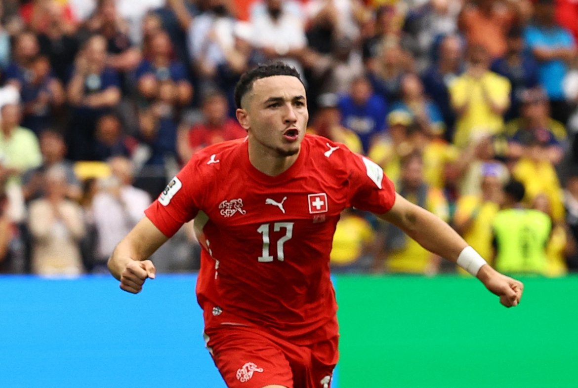 Vargas thực hiện thành công cú sút quyết định giúp Thụy Sĩ thắng Colombia 4-3 ở loạt sút luân lưu. (Ảnh: Reuters)