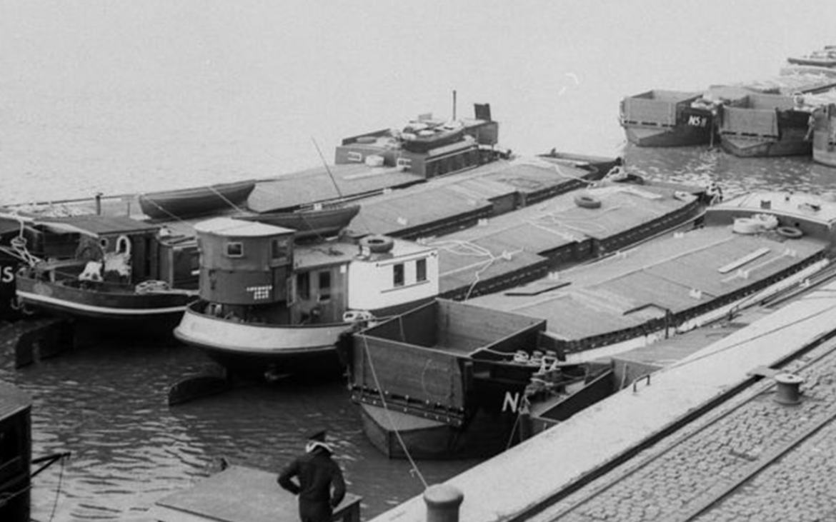 Thuyền đổ bộ của bộ binh Đức Quốc Xã năm 1940. Ảnh: Tàng thư Đức.