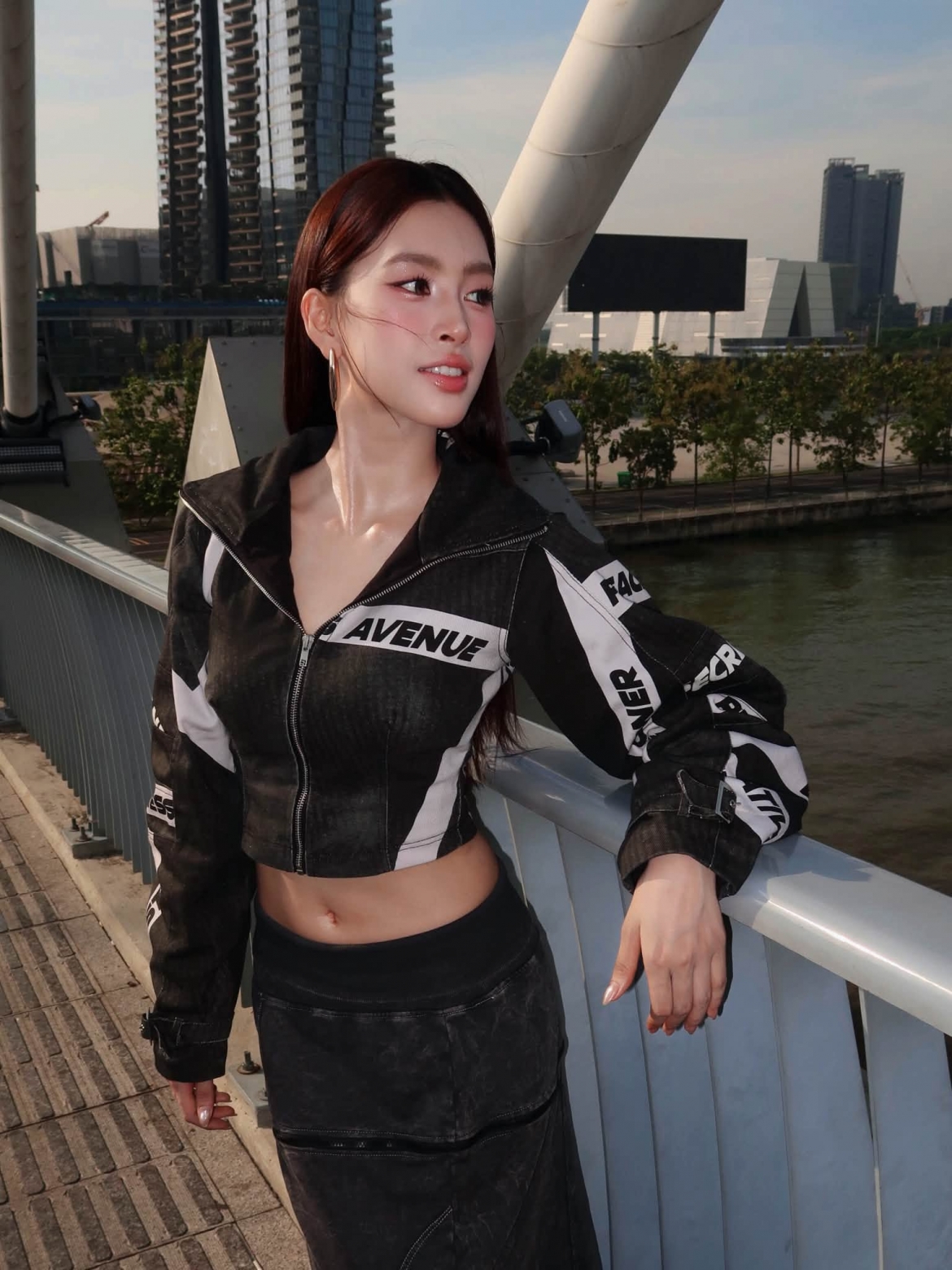 Hoa hậu Trần Tiểu Vy khoe loạt ảnh check-in tại cầu Ba Son. Diện outfit trẻ trung, nàng hậu ghi điểm với phong cách vừa sành điệu, cá tính nhưng vẫn giữ được vẻ rạng rỡ, cuốn hút.