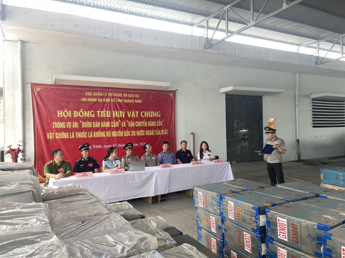 Thi hành án dân sự (THADS) tỉnh Quảng Ninh phối hợp các cơ quan chức năng tổ chức tiêu hủy 15.396 cây thuốc lá là vật chứng trong vụ án “Buôn bán hàng cấm” và “Vận chuyển hàng cấm”