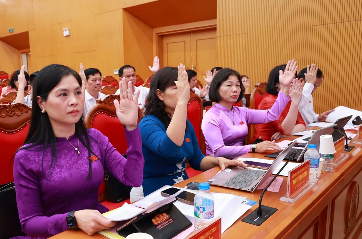 Đại biểu HĐND tỉnh Thái Nguyên biểu quyết thông qua các nghị quyết quan trọng tại kỳ họp