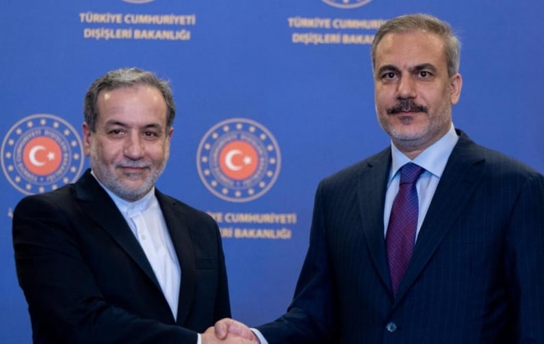 Ngoại trưởng Iran Abbas Araghchi bắt tay với Ngoại trưởng Thổ Nhĩ Kỳ Hakan Fidan trong cuộc gặp tại Bộ Ngoại giao Thổ Nhĩ Kỳ ở Ankara, Thổ Nhĩ Kỳ. (Ảnh: AA)