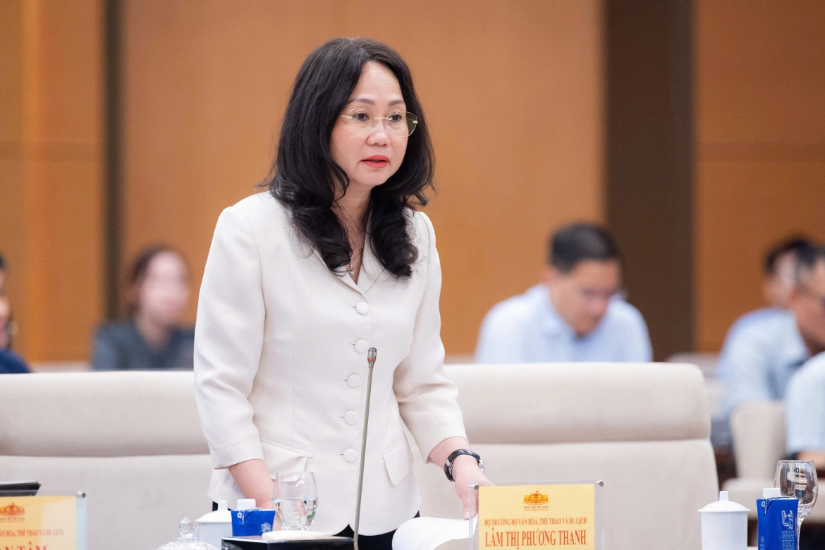 Bộ trưởng Bộ Văn hóa, Thể thao và Du lịch Lâm Thị Phương Thanh trình bày tờ trình tóm tắt Dự án Luật sửa đổi, bổ sung một số điều của Luật Xuất bản.