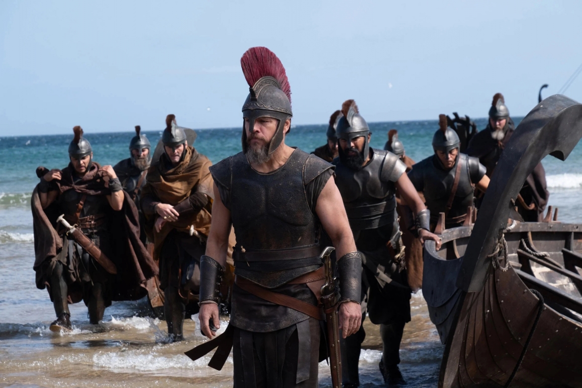 Hành trình trở về của Odysseus kéo dài thêm 10 năm, đưa ông đối mặt với bão tố, quái vật và những thử thách từ các vị thần Hy Lạp. (Ảnh: Universal Pictures)