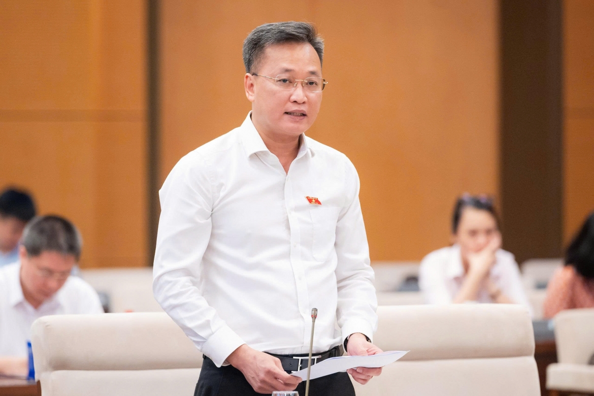Tổng Kiểm toán Nhà nước Nguyễn Hữu Nghĩa trình bày tờ trình tại phiên họp. Ảnh: Quốc hội