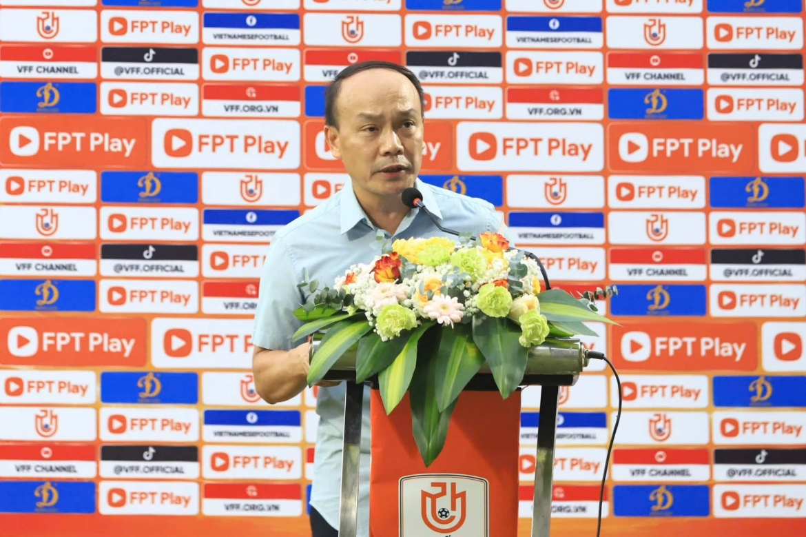 Tổng Thư ký VFF Nguyễn Văn Phú phát biểu khai mạc giải đấu. (Ảnh: VFF)