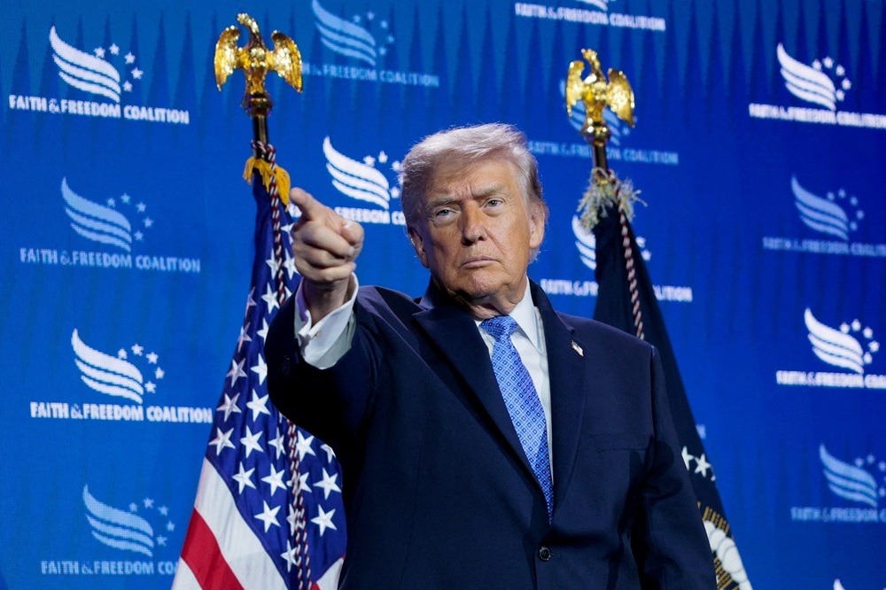 Tổng thống Trump tuyên bố Mỹ sẽ đánh rất mạnh nếu Iran không đạt thỏa thuận. Ảnh: Reuters