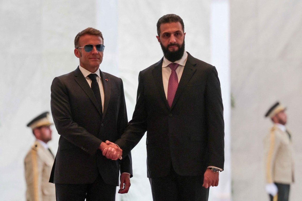 Tổng thống Pháp Emmanuel Macron bắt tay người đồng cấp Syria Ahmed Al-Sharaa tại Cung điện Nhân dân ở thủ đô Damascus chiều 7/7 (Ảnh: Reuters)