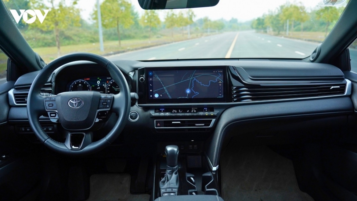 Không gian nội thất của Toyota Camry được thiết kế hiện đại và sang trọng