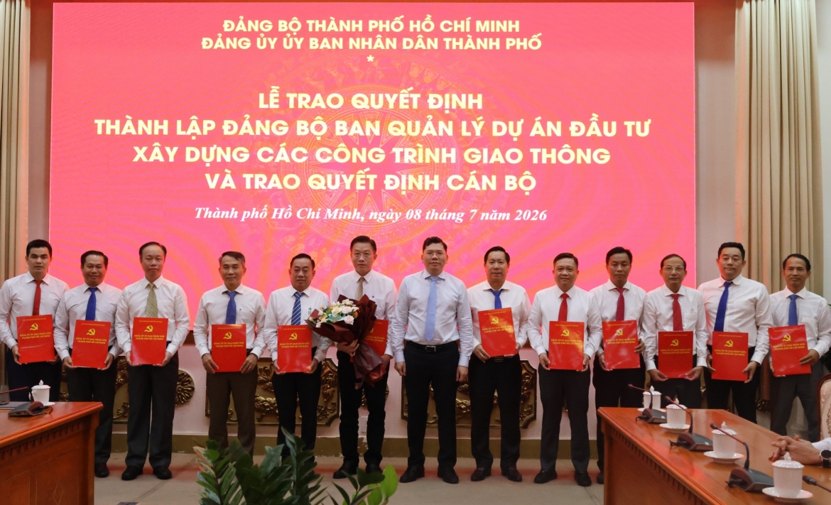 Phó Chủ tịch UBND TP.HCM Hoàng Nguyên Dinh trao Quyết định cho Ban Quản lý dự án đầu tư xây dựng các công trình giao thông TP.HCM  (Ảnh: Cổng TT UBND TP)