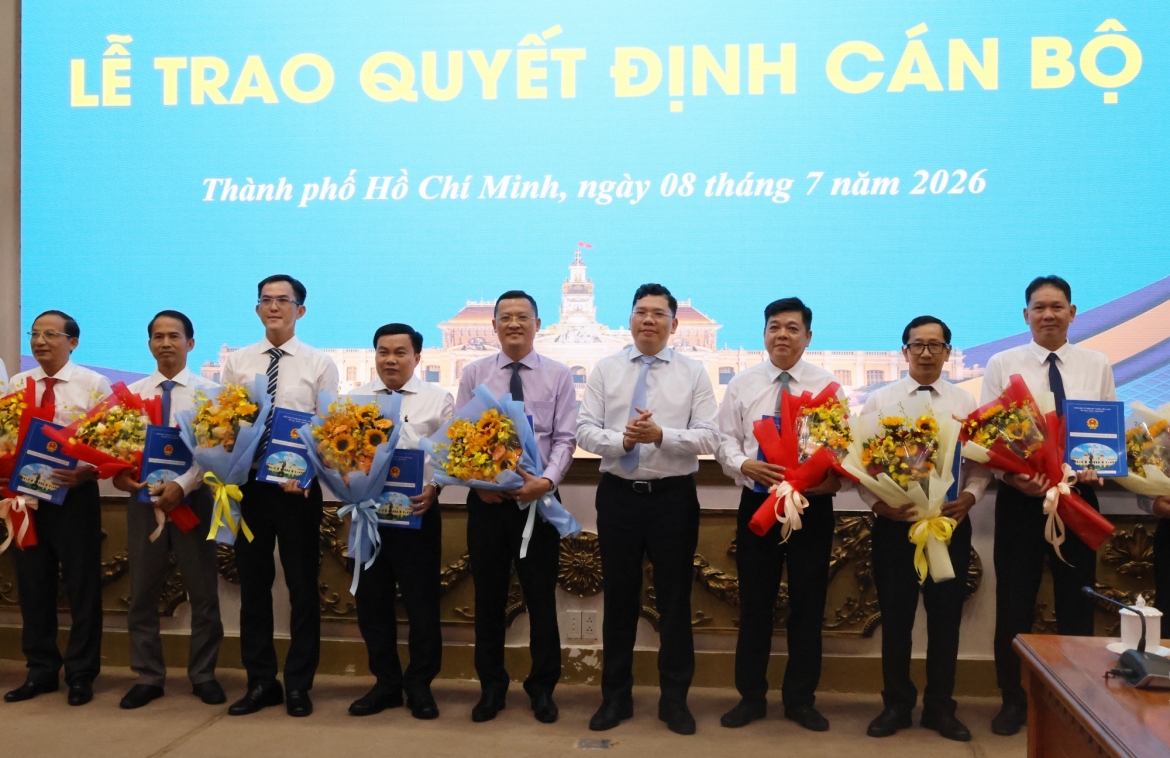 Phó Chủ tịch UBND TP.HCM Hoàng Nguyên Dinh trao quyết định cho các cán bộ nhận nhiệm vụ mới (Ảnh: Cổng TT UBND TP)