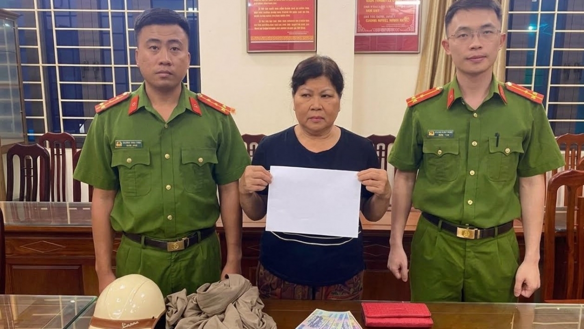Đối tượng Nguyễn Thị Oanh cùng tang vật tại Cơ quan Công an