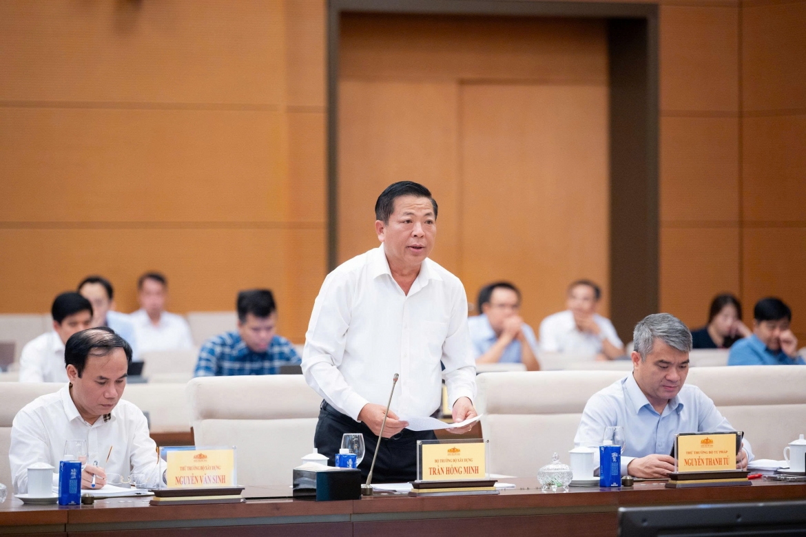 Bộ trưởng Bộ Xây dựng Trần Hồng Minh trình bày tóm tắt tờ trình. Ảnh: Quốc hội.