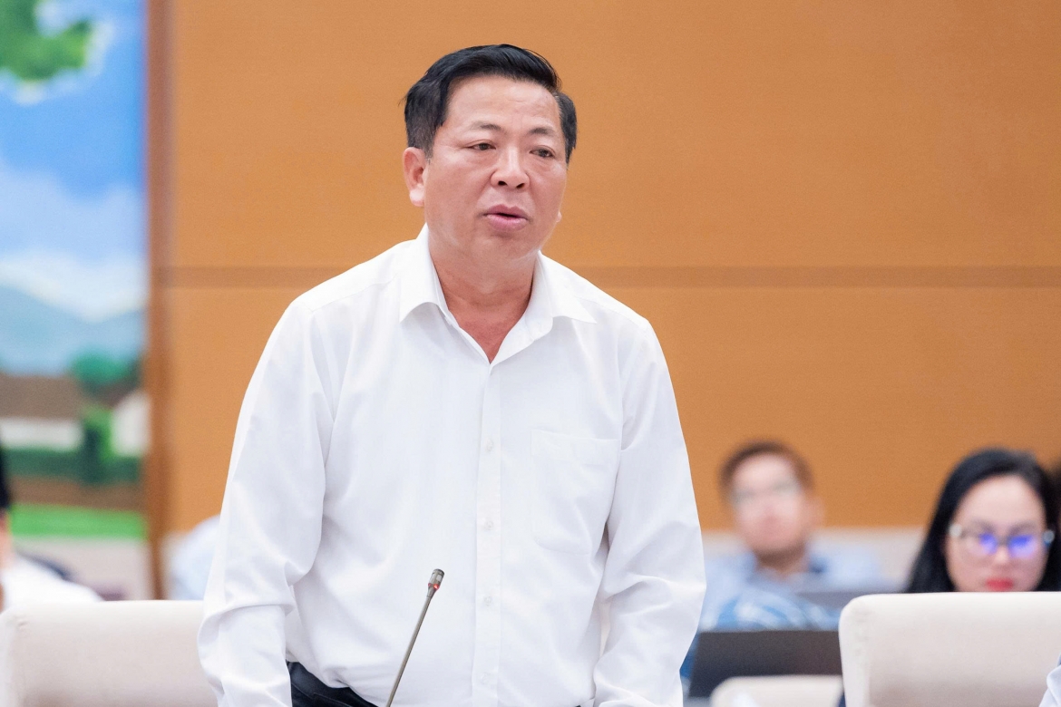 Bộ trưởng Bộ Xây dựng Trần Hồng Minh trình bày tóm tắt tờ trình. Ảnh: Quốc hội.
