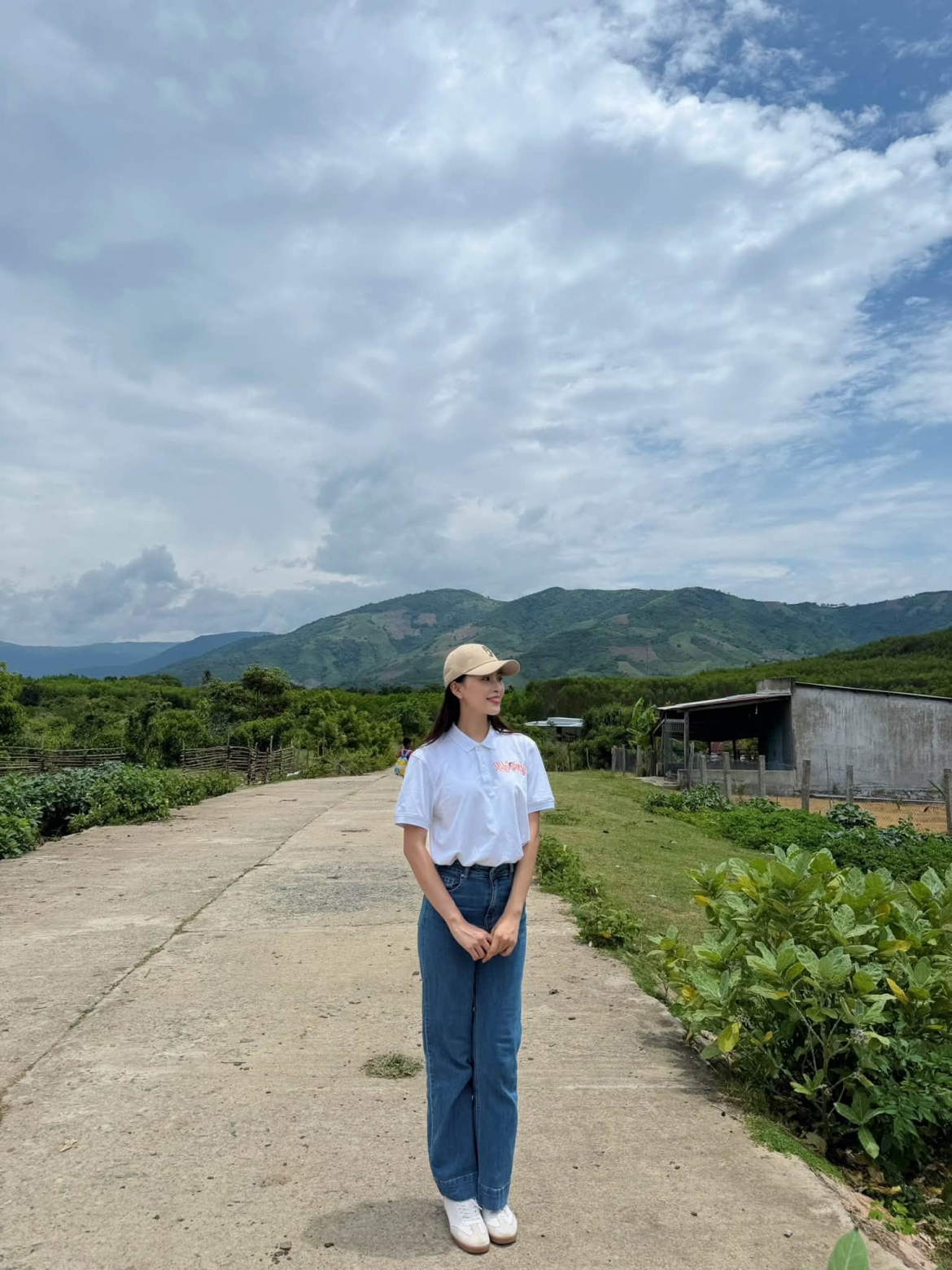 Hoa hậu Trần Tiểu Vy khoe vẻ đẹp trong trẻo, giản dị với phong cách đời thường nhưng vẫn nổi bật nhờ thần thái cuốn hút.