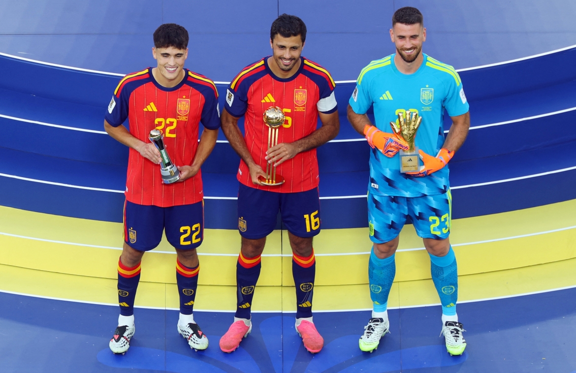 Bên cạnh chức vô địch, Tây Ban Nha cũng thống trị các danh hiệu cá nhân tại World Cup 2026 khi Pau Curbasi là Cầu thủ trẻ xuất sắc nhất, Rodri là Cầu thủ xuất sắc nhất và Unai Simon là Thủ môn xuất sắc nhất.