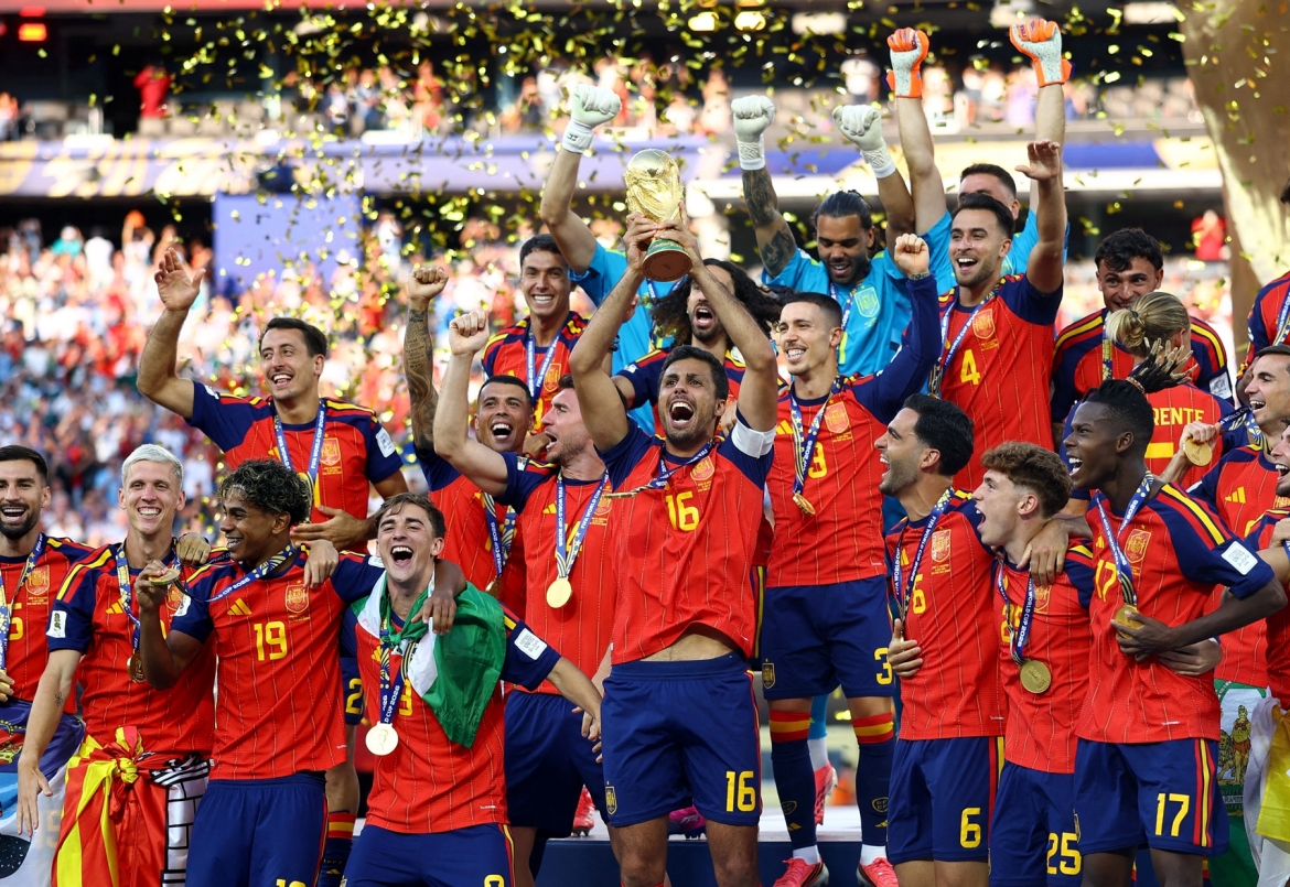 Rodri nâng cao chiếc cúp vàng, đánh dấu thời khắc Tây Ban Nha vô địch World Cup 2026.
