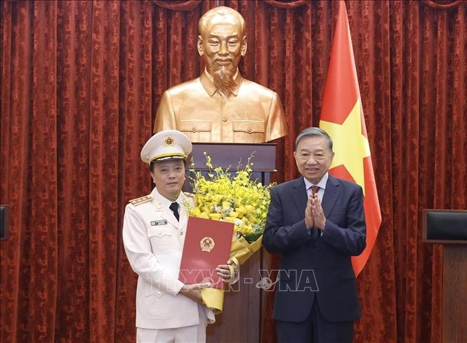 Tổng Bí thư, Chủ tịch nước Tô Lâm trao Quyết định thăng quân hàm từ Trung tướng lên Thượng tướng đối với đồng chí Đặng Hồng Đức, Thứ trưởng Bộ Công an. Ảnh: Thống Nhất/TTXVN
