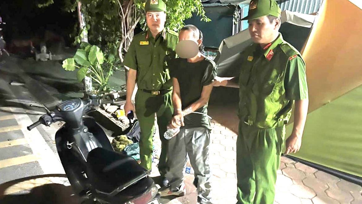 Tổ công tác khống chế, bắt giữ đối tượng trộm cắp xe máy tại phường Hoàng Liệt.