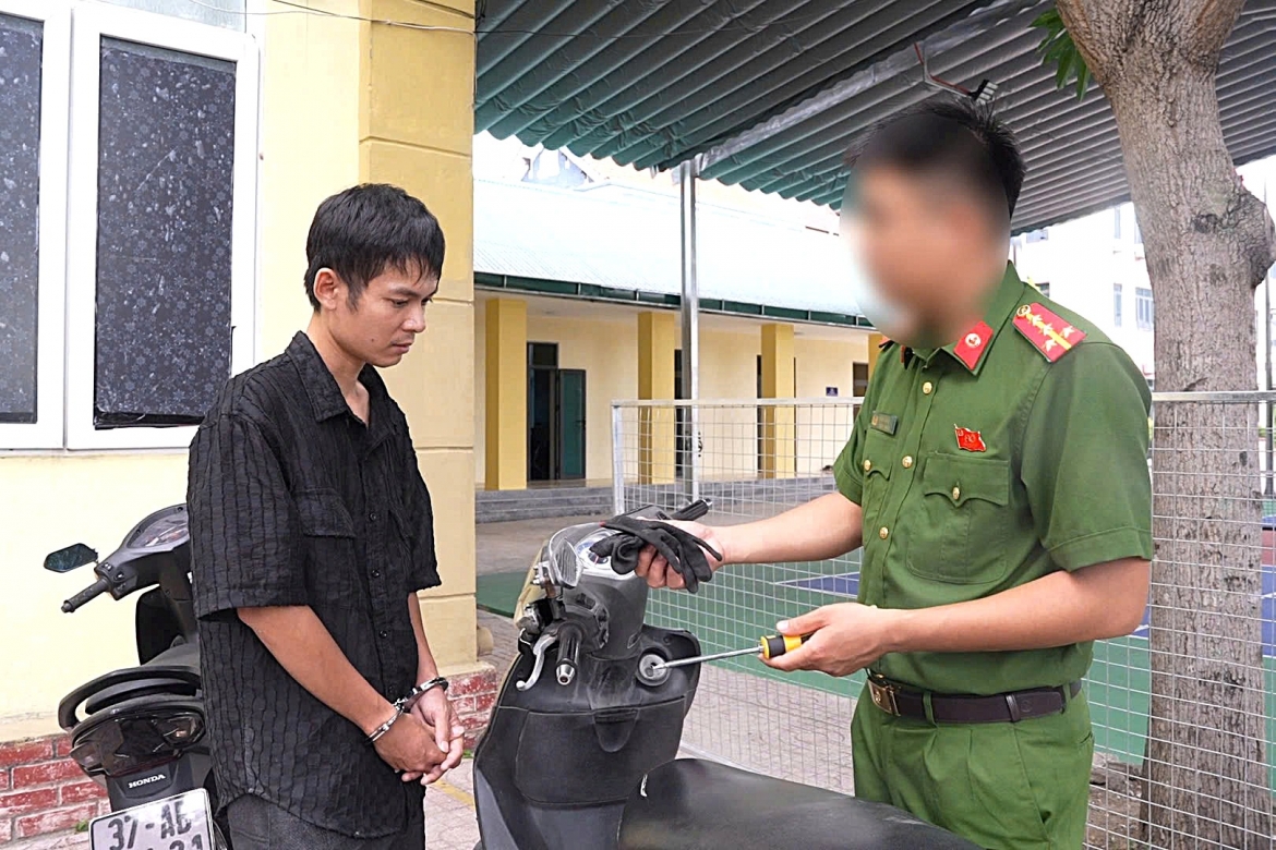 Đối tượng Nguyễn Thọ Hùng cùng tang vật tại Cơ quan Công an. (Ảnh: Công an Nghệ An).