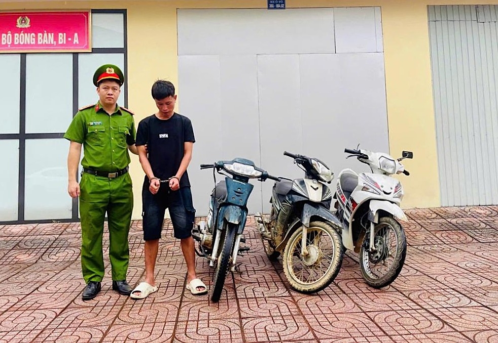 Đối tượng Thân Chí Lương cùng tang vật. (Ảnh: Công an Hà Tĩnh).