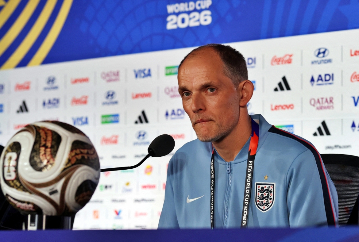 HLV Thomas Tuchel "dí dỏm" phát biểu trong buổi họp báo trước trận. (Ảnh: Reuters)