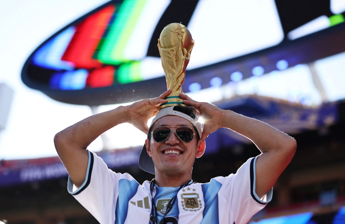 Các CĐV Argentina đang tạo nên bầu không khí đầy sôi động ở sân vận động Kansas City, Mỹ (Ảnh: Reuters)