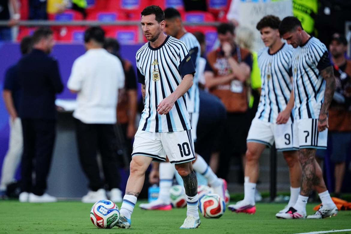 Messi cùng các đồng đội khởi động trên sân Kansas City, Mỹ (Ảnh: Reuters)