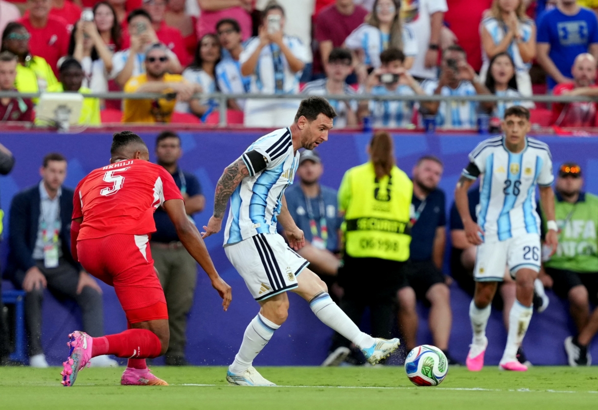 Messi luôn được chăm sóc kĩ lưỡng bởi hàng thủ Thụy Sĩ (Ảnh: Reuters)