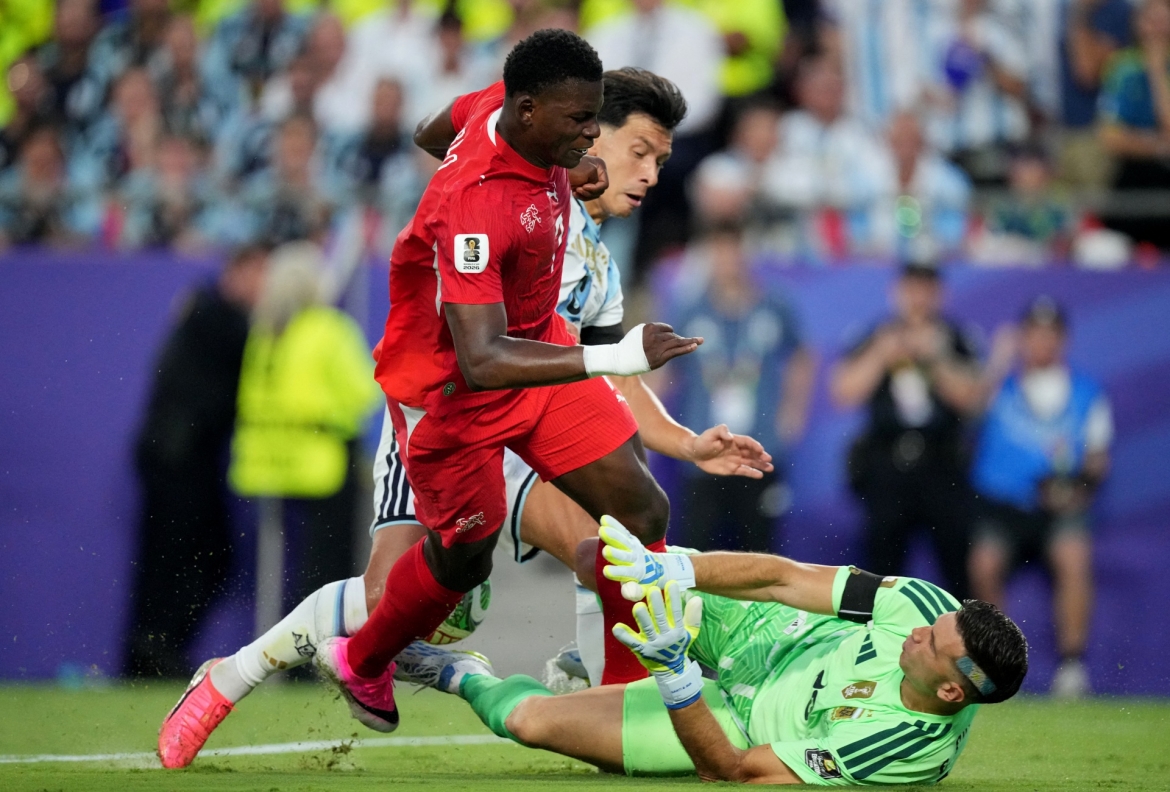 Cơ hội đối mặt với thủ môn Emiliano Martinez bị Embolo bỏ lỡ trong hiệp một (Ảnh: Reuters)