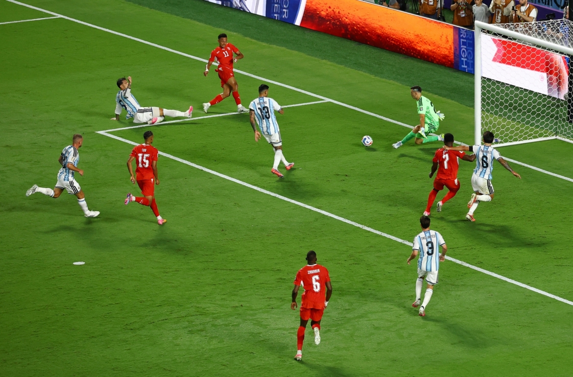 Ndoye quân bình tỷ số 1-1 cho Thụy Sĩ trước Argentina (Ảnh: Reuters)