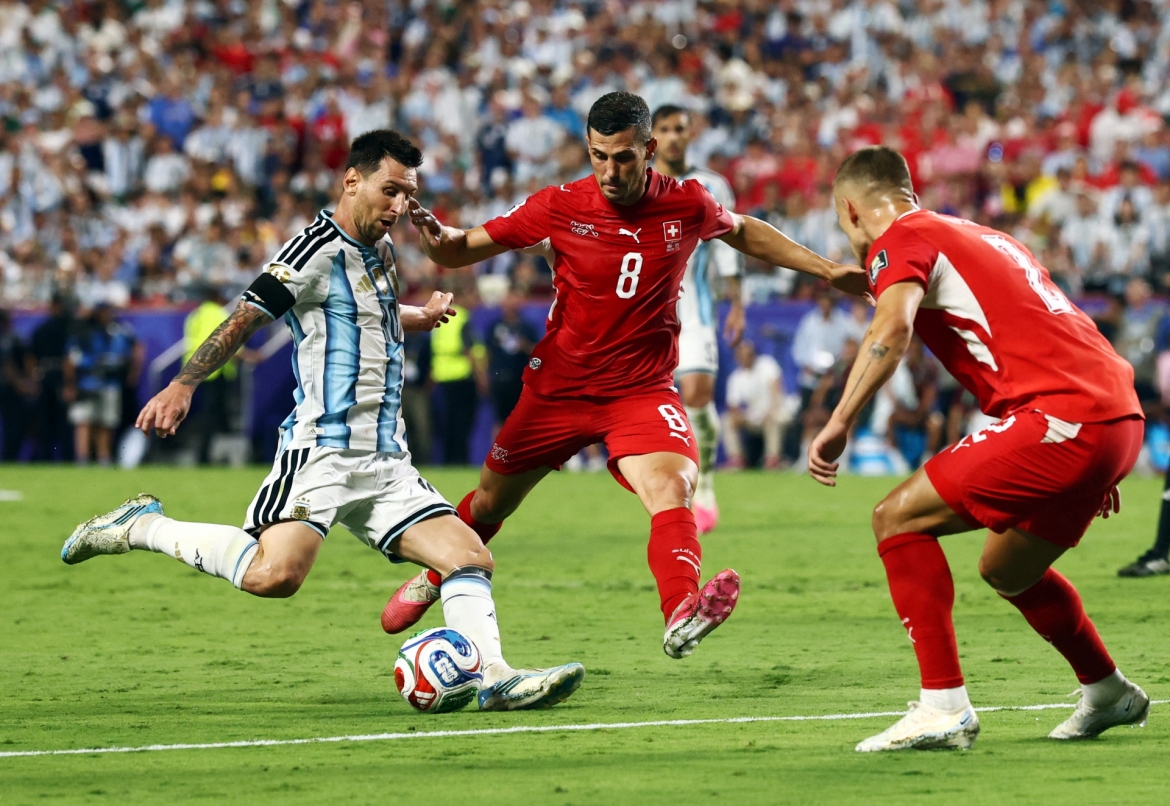 Messi trong vòng vây các hậu vệ áo đỏ (Ảnh: Reuters)