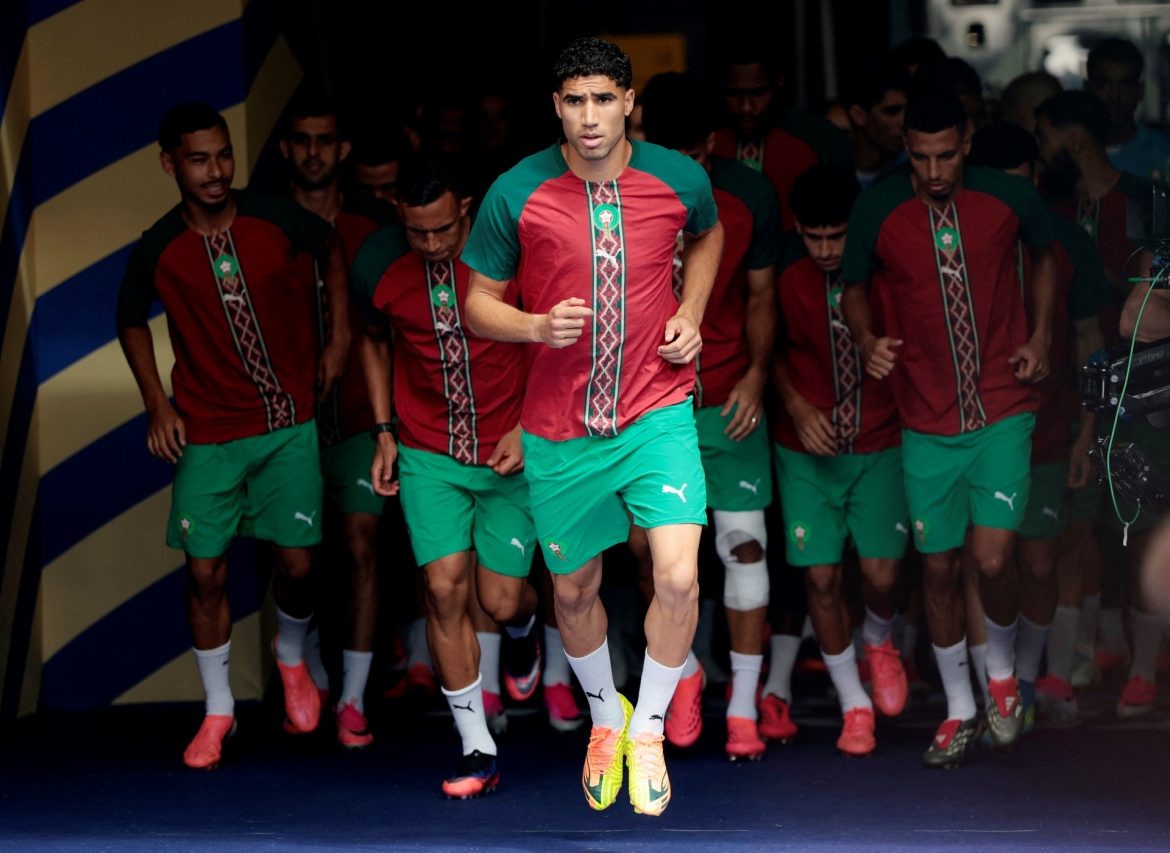 Các cầu thủ Morocco ra khởi động trên sân Boston (Ảnh: Reuters)