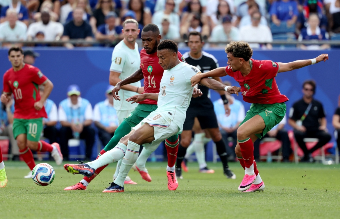 Mbappe luôn nhận được sự chăm sóc đặc biệt từ hàng thủ Morocco (Ảnh: Reuters)