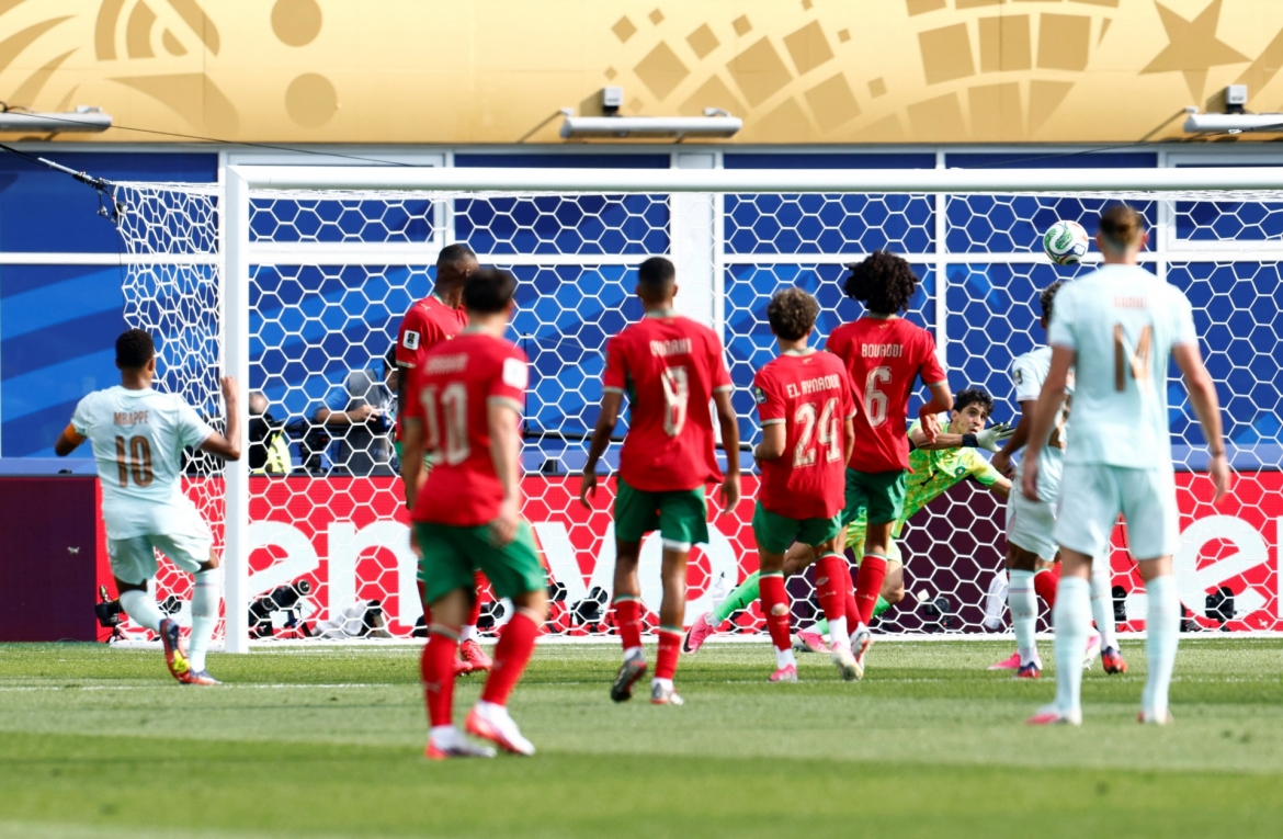 Siêu phẩm mở tỷ số của Mbappe (Ảnh: Reuters)