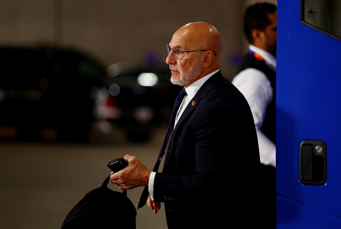 HLV Luis de la Fuente cùng các cầu thủ Tây Ban Nha đã có mặt ở sân Dallas (Ảnh: Reuters)