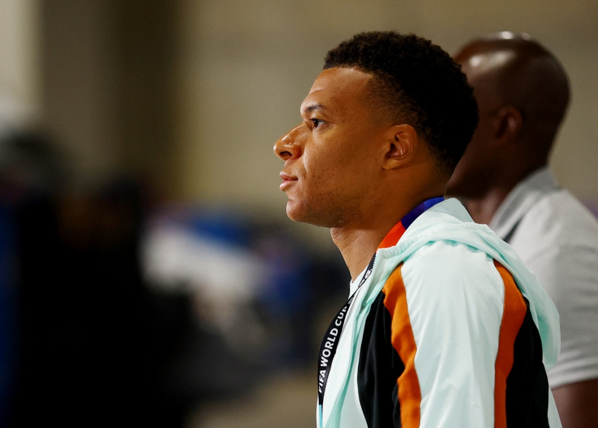Mbappe cùng HLV Didier Deschamps và các đồng đội có mặt ở sân Dallas từ rất sớm (Ảnh: Reuters) 