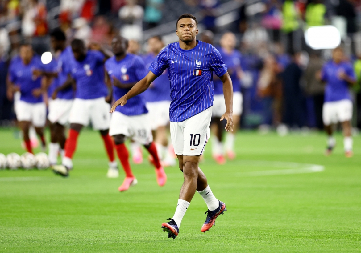 Mbappe đi đầu đầy cảm hứng (Ảnh: Reuters)