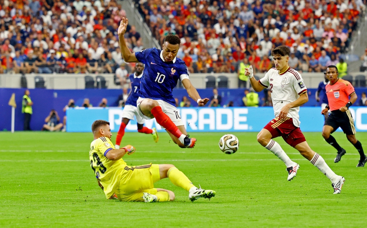 Tình huống thủ môn Unai Simón kịp thời băng ra cản phá trước khi Mbappe kịp dứt điểm ở cuối hiệp một (Ảnh: Reuters)