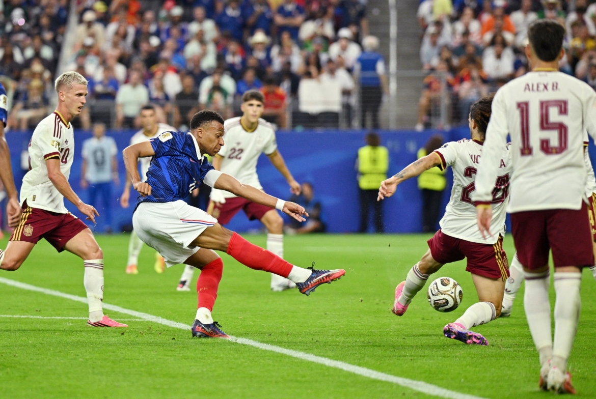Mbappe vẫn đang bị phong tỏa bởi hàng thủ Tây Ban Nha (Ảnh: Reuters)