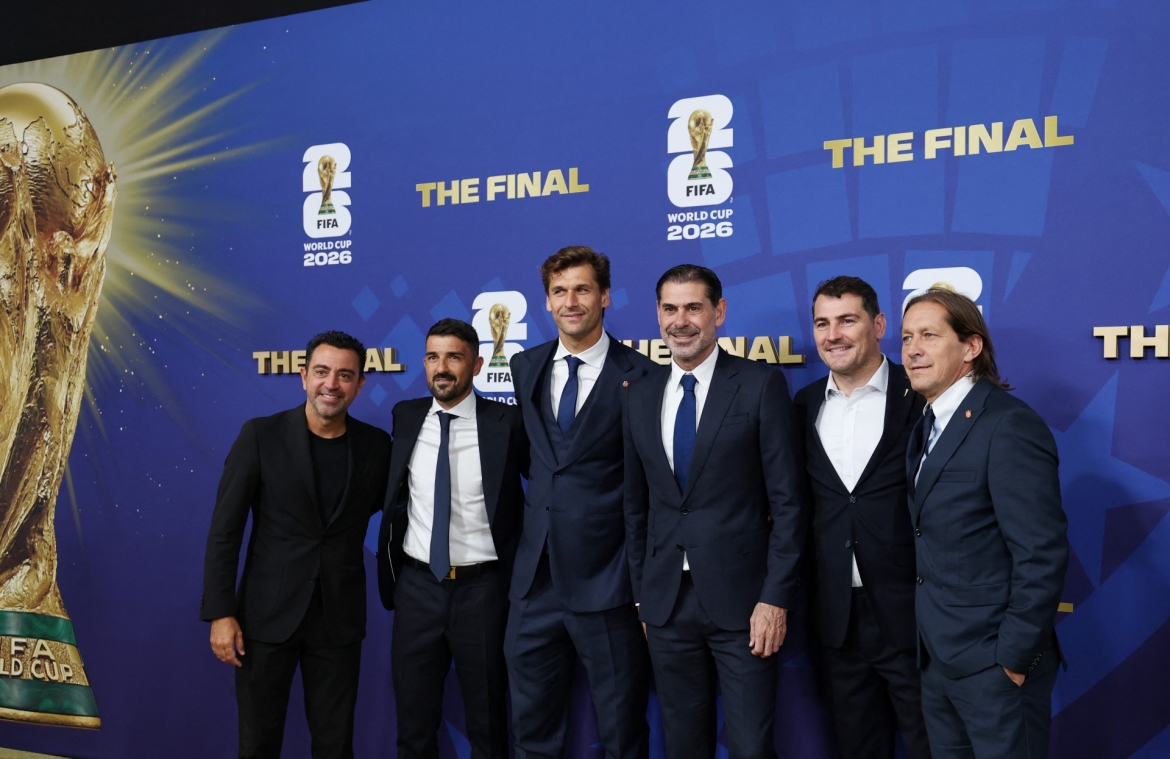 Dàn cựu sao Tây Ban Nha Xavi, David Villa, Fernando Llorente, Fernando Hierro, Iker Casillas và Michel Salgado hội tụ (Ảnh: Reuter)