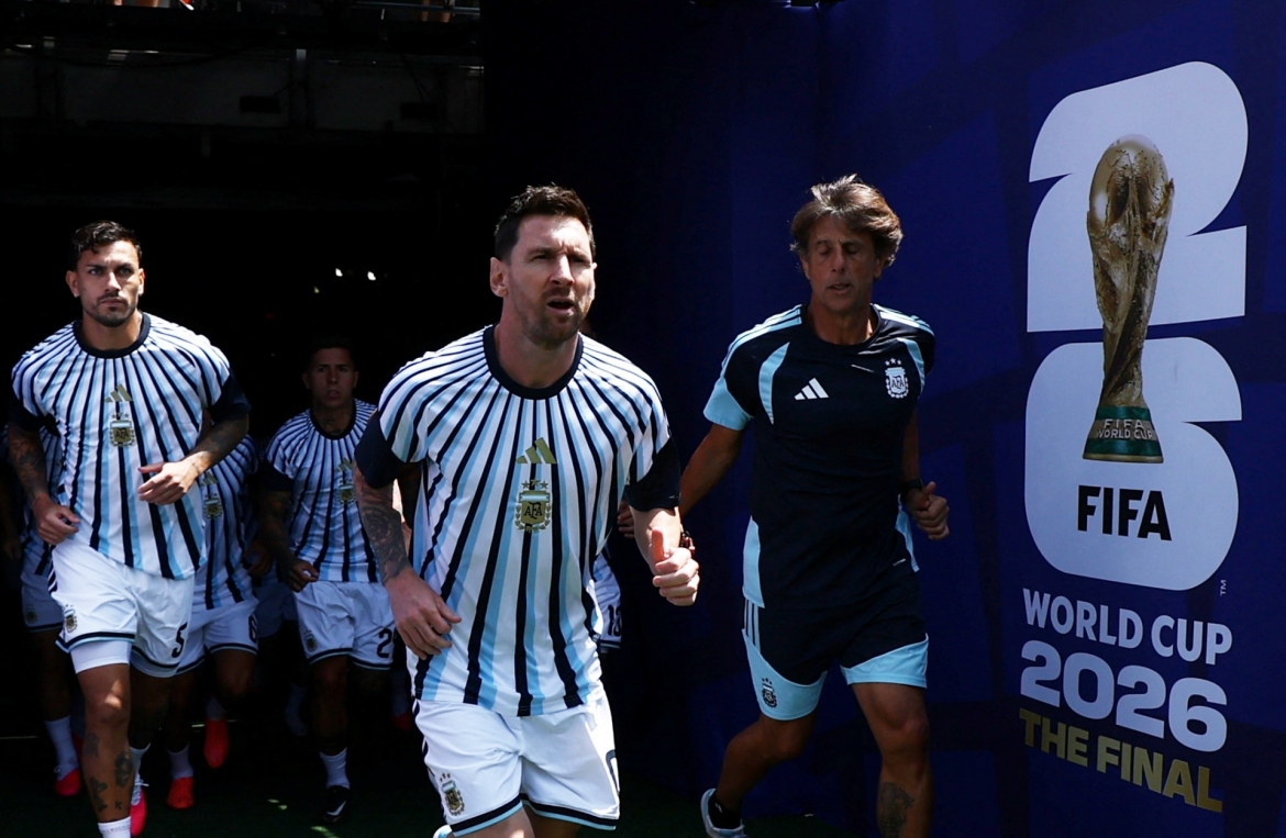 Messi cùng các cầu thủ Argentina khởi động trước trận chung kết World Cup 2026 (Ảnh: Reuters)