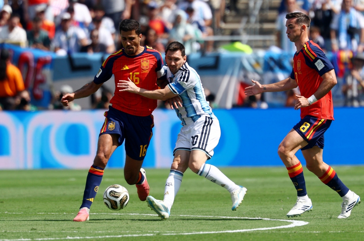 Messi và Yamal luôn nhận được sự chăm sóc đặc biệt từ cầu thủ đối phương (Ảnh: Reuters)