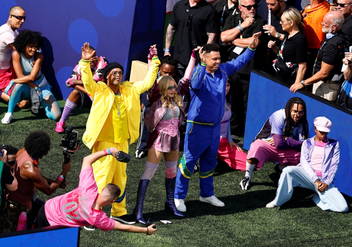 Madonna cùng Ronaldinho và Ronaldo de lima (Ảnh: Reuters)