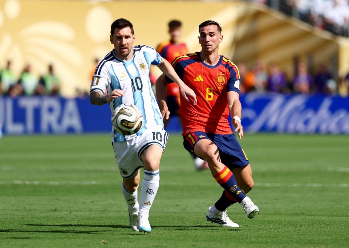 ... trong khi đó Messi vẫn đi bộ (Ảnh: Reuters)