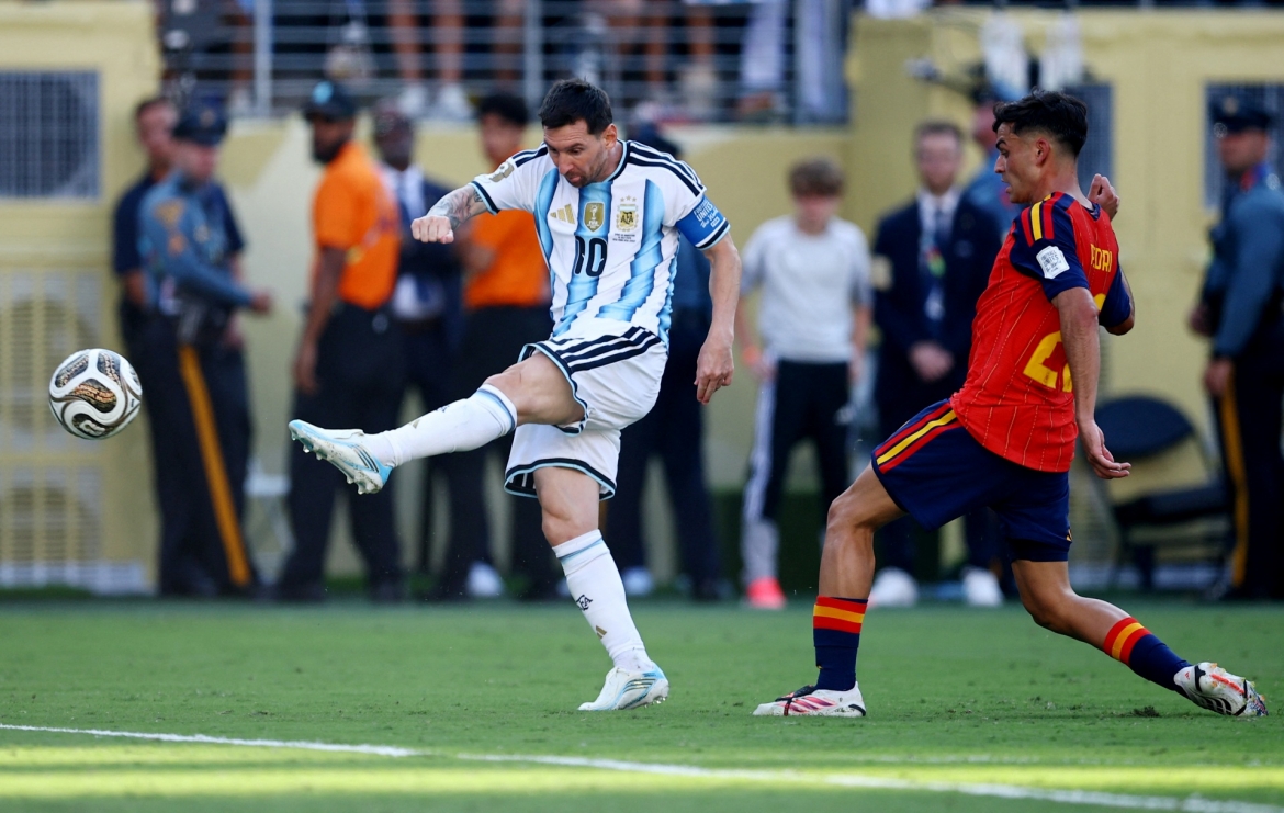 Argentina đang nỗ lực đẩy cao đội hình (Ảnh: Reuters)