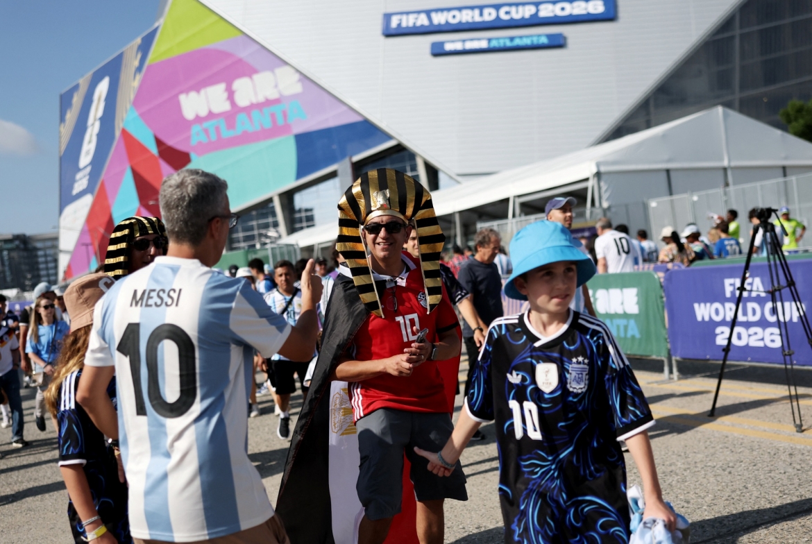 CĐV Argentina và Ai Cập đang tạo nên bầu không khí đầy sôi động tại sân Atlanta ở bang Georgia, Mỹ (Ảnh: Reuters) 