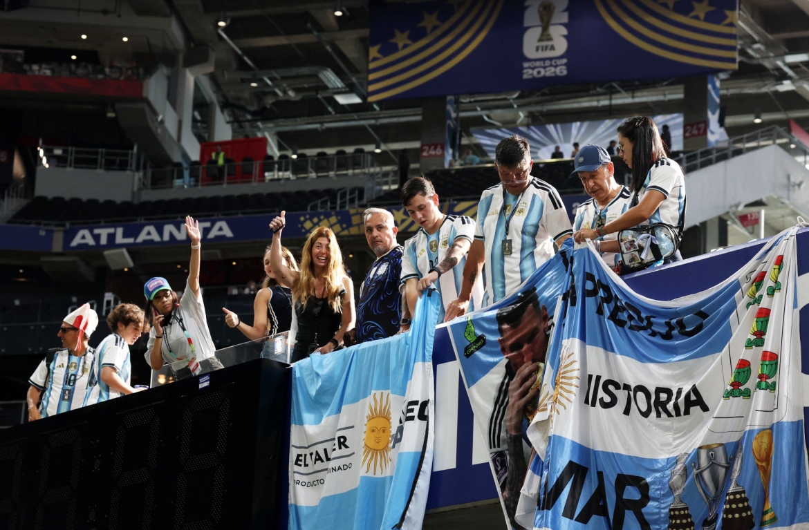 Các CĐV Argentina cũng đã vào bên trong sân Atlanta (Ảnh: Reuters)